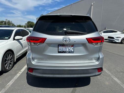 Celestial Silver Metallic 2017 Toyota Highlander XLE