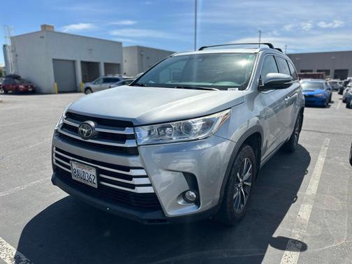 Celestial Silver Metallic 2017 Toyota Highlander XLE