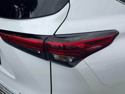 Wind Chill Pearl 2023 Toyota Highlander XLE