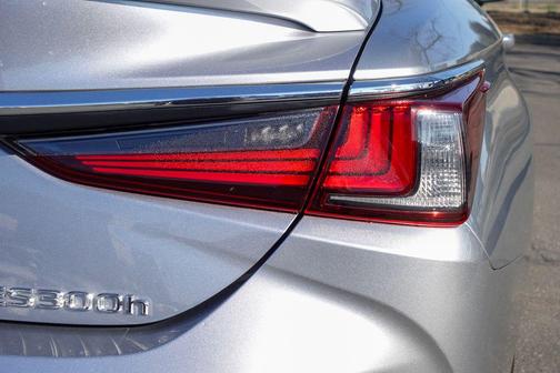 2025 Lexus ES 300h Base