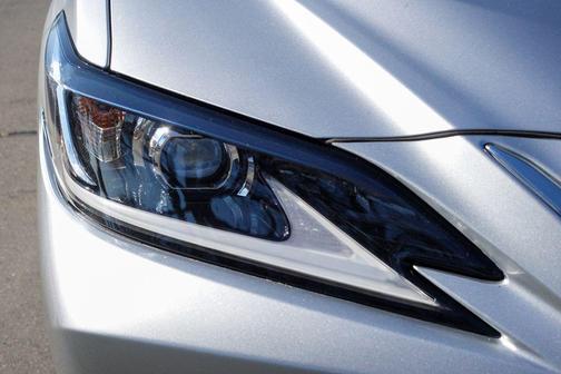 2025 Lexus ES 300h Base