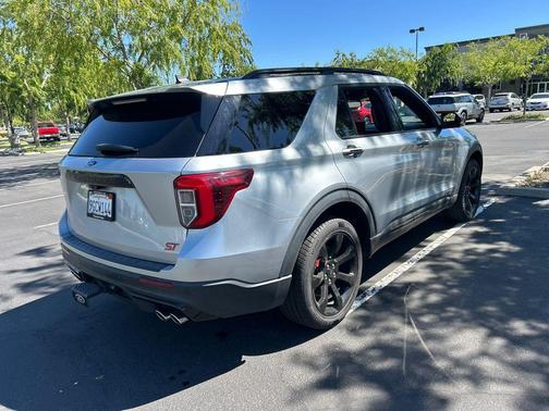 Iconic Silver Metallic 2023 Ford Explorer ST