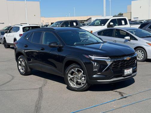 Mosaic Black Metallic 2025 Chevrolet Trax LT