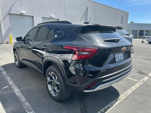Mosaic Black Metallic 2025 Chevrolet Trax LT