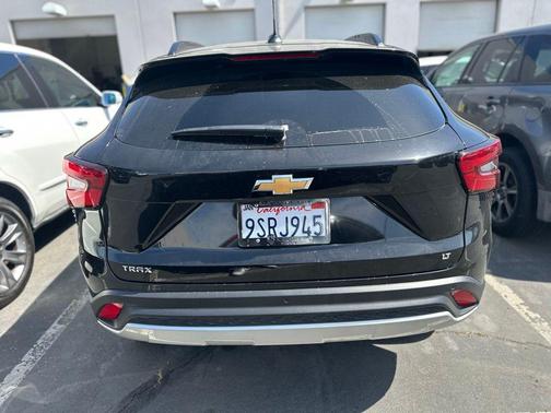 Mosaic Black Metallic 2025 Chevrolet Trax LT
