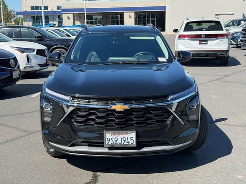 Mosaic Black Metallic 2025 Chevrolet Trax LT