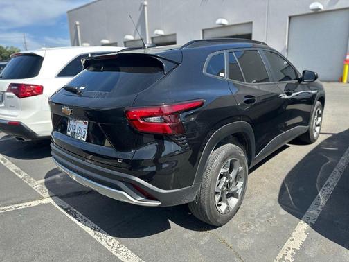 Mosaic Black Metallic 2025 Chevrolet Trax LT