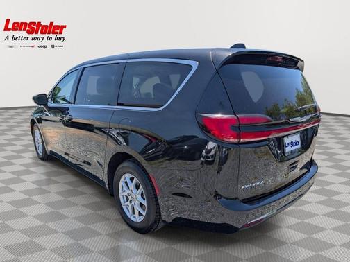Brilliant Black Crystal Pearlcoat 2023 Chrysler Pacifica Touring L