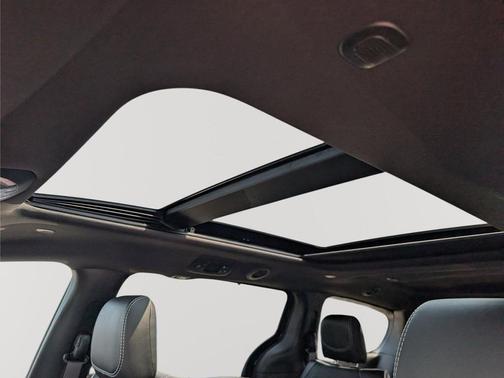 Diamond Black Crystal Pearlcoat 2027 Chrysler Pacifica Limited