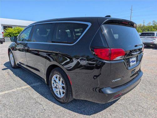 Brilliant Black Crystal Pearlcoat 2023 Chrysler Voyager LX