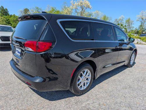 Brilliant Black Crystal Pearlcoat 2023 Chrysler Voyager LX