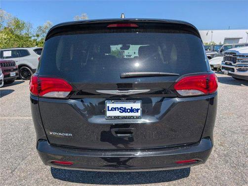 Brilliant Black Crystal Pearlcoat 2023 Chrysler Voyager LX