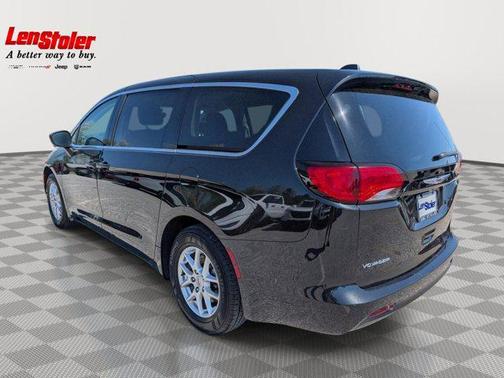 Brilliant Black Crystal Pearlcoat 2023 Chrysler Voyager LX