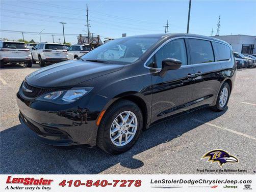 Brilliant Black Crystal Pearlcoat 2023 Chrysler Voyager LX