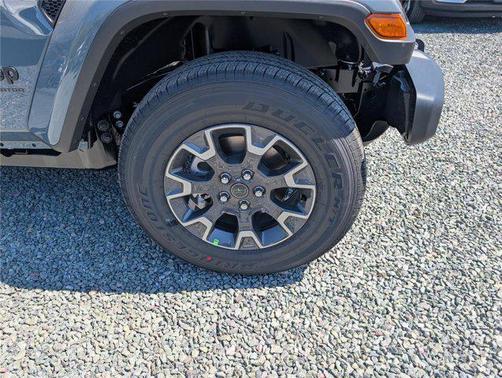 Anvil Clearcoat 2026 Jeep Gladiator Sahara 4x4