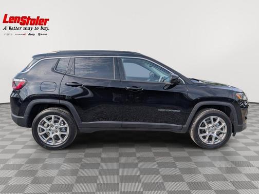 Diamond Black Crystal Pearlcoat 2022 Jeep Compass Latitude Lux