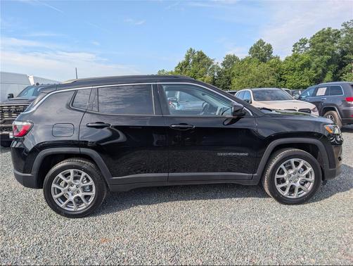 Diamond Black Crystal Pearlcoat 2022 Jeep Compass Latitude Lux