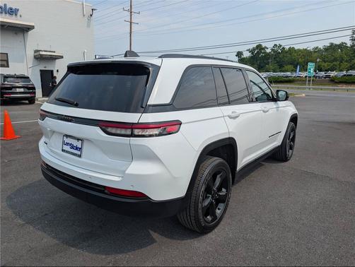 Bright White Clearcoat 2023 Jeep Grand Cherokee Altitude