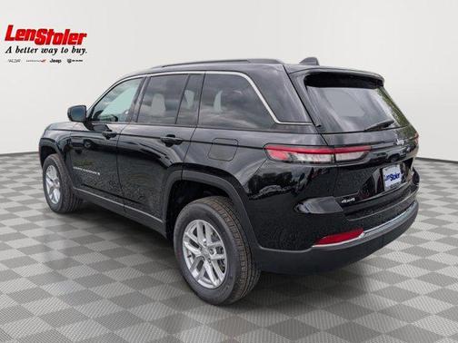 Diamond Black Crystal Pearlcoat 2026 Jeep Grand Cherokee Laredo