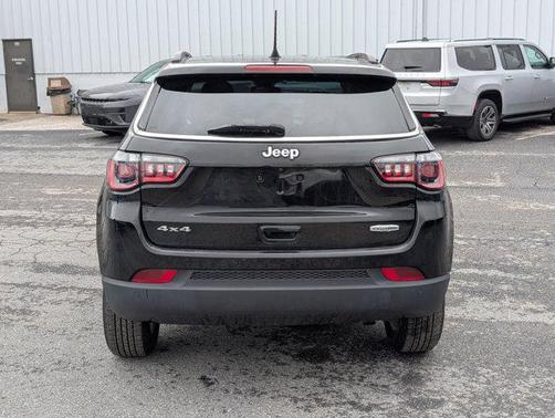 Diamond Black Crystal Pearlcoat 2021 Jeep Compass Latitude