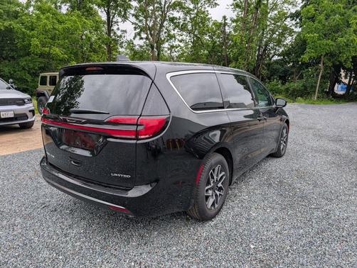 Diamond Black Crystal Pearlcoat 2027 Chrysler Pacifica Limited