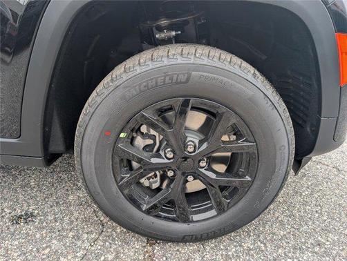 Diamond Black Crystal Pearlcoat 2026 Jeep Grand Cherokee L Altitude