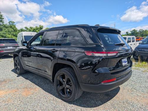 Diamond Black Crystal Pearlcoat 2023 Jeep Grand Cherokee Altitude