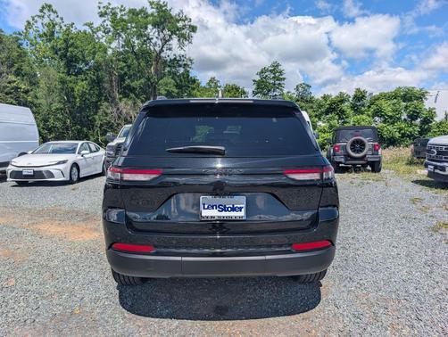 Diamond Black Crystal Pearlcoat 2023 Jeep Grand Cherokee Altitude
