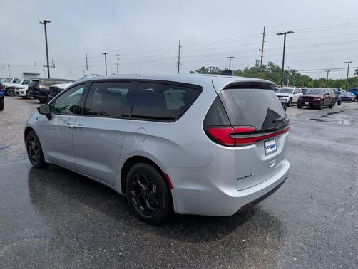 Silver Mist Clearcoat 2023 Chrysler Pacifica Hybrid Limited