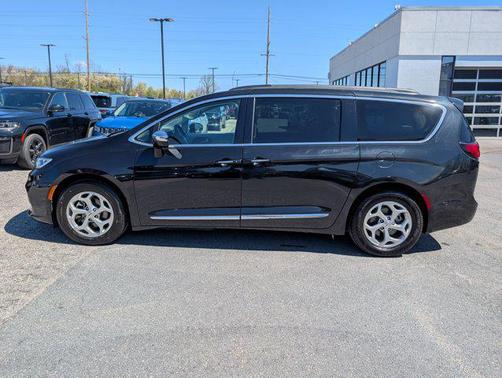 Brilliant Black Crystal Pearlcoat 2023 Chrysler Pacifica Limited