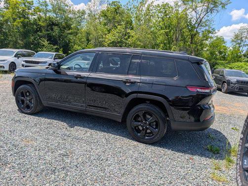 Diamond Black Crystal Pearlcoat 2023 Jeep Grand Cherokee L Altitude