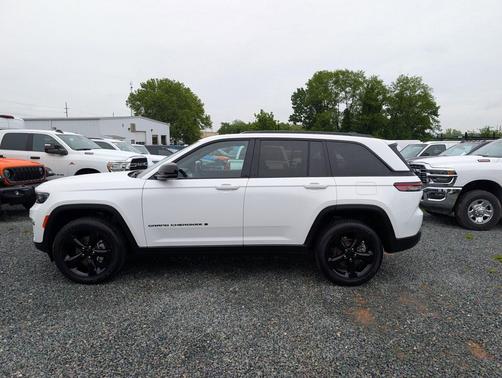 Bright White Clearcoat 2025 Jeep Grand Cherokee Altitude