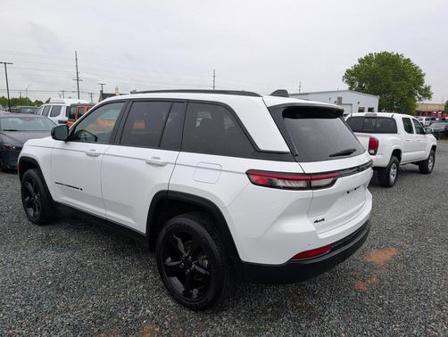 Bright White Clearcoat 2025 Jeep Grand Cherokee Altitude