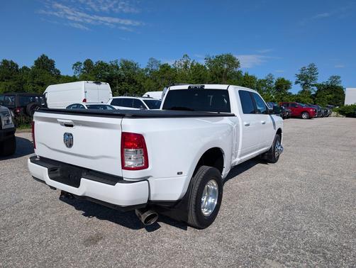 Bright White Clearcoat 2019 RAM 3500 Big Horn Crew Cab 4x2 8' Box