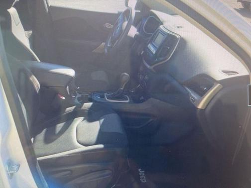 Bright White Clearcoat 2018 Jeep Cherokee Latitude