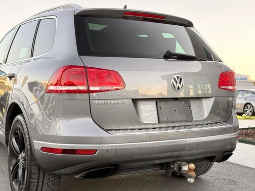 Canyon Gray Metallic 2017 Volkswagen Touareg V6 Wolfsburg Edition