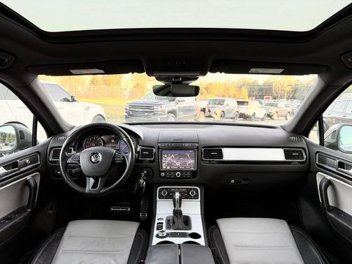 Canyon Gray Metallic 2017 Volkswagen Touareg V6 Wolfsburg Edition