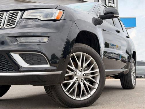 Diamond Black Crystal Pearlcoat 2018 Jeep Grand Cherokee Summit
