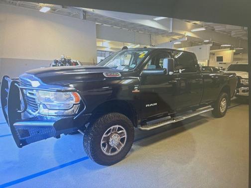 Diamond Black Crystal Pearlcoat 2020 RAM 3500 Big Horn Crew Cab 4x4 8' Box