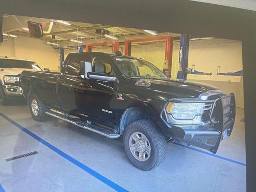 Diamond Black Crystal Pearlcoat 2020 RAM 3500 Big Horn Crew Cab 4x4 8' Box