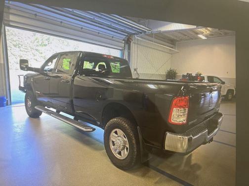 Diamond Black Crystal Pearlcoat 2020 RAM 3500 Big Horn Crew Cab 4x4 8' Box