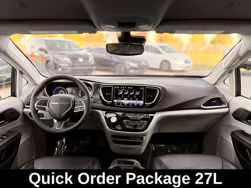 Brilliant Black Crystal Pearlcoat 2023 Chrysler Pacifica Touring L