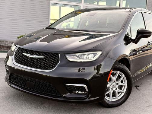Brilliant Black Crystal Pearlcoat 2023 Chrysler Pacifica Touring L
