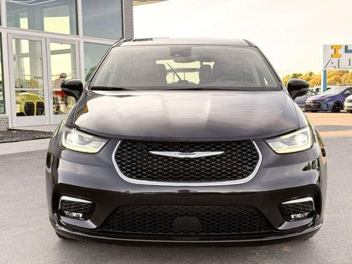 Brilliant Black Crystal Pearlcoat 2023 Chrysler Pacifica Touring L
