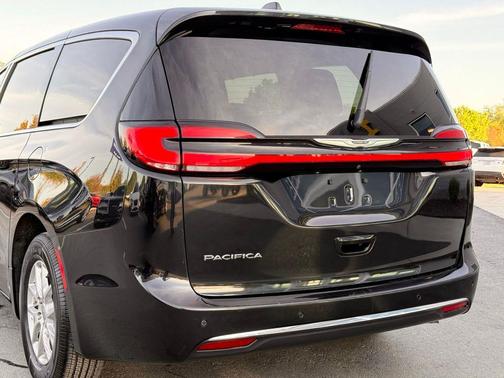 Brilliant Black Crystal Pearlcoat 2023 Chrysler Pacifica Touring L
