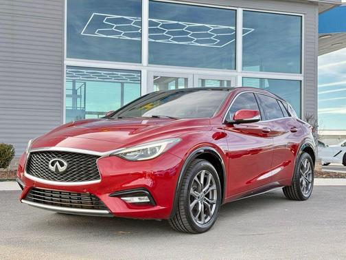 2017 INFINITI QX30 Luxury