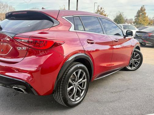 2017 INFINITI QX30 Luxury