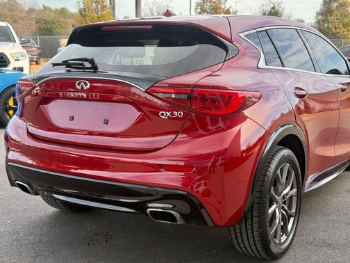 2017 INFINITI QX30 Luxury