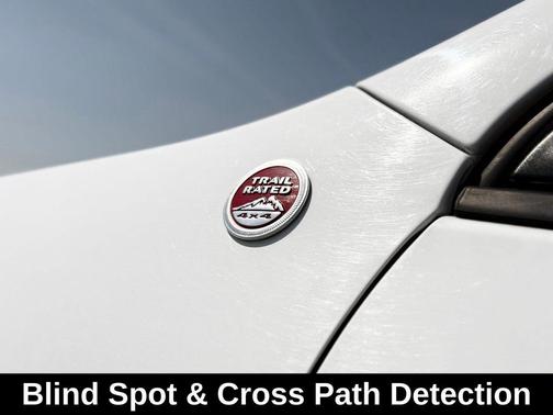 Bright White Clearcoat 2017 Jeep Cherokee Trailhawk