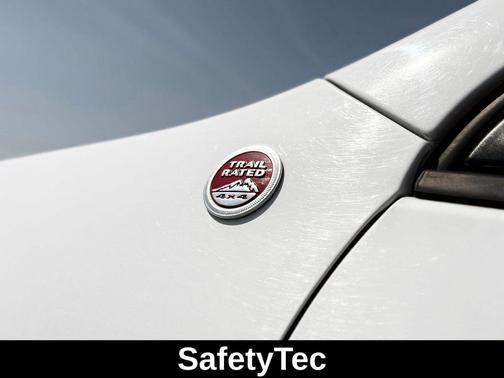 Bright White Clearcoat 2017 Jeep Cherokee Trailhawk
